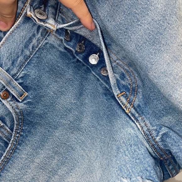 LIKE NEW LEVI’S “501” JEAN SHORTS SIZE 31W (Large) LIGHTMEDIUM WASH - Picture 5 of 5